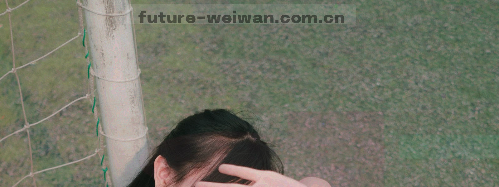 抽象数据网格与锁形线条构成的图形，冷蓝底色上带荧光青线条，画面无文字